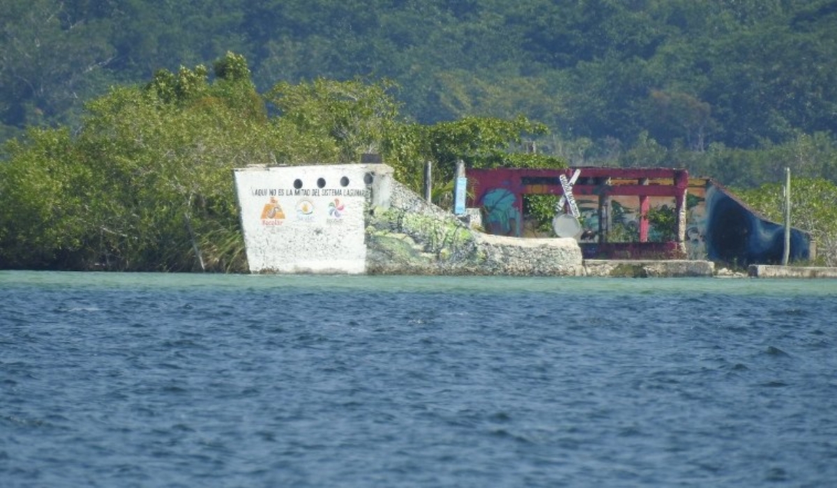 En semanas pasadas, el Ayuntamiento de Othón P. Blanco colocó su escudo en el Canal de los Piratas. Foto: Por Esto!