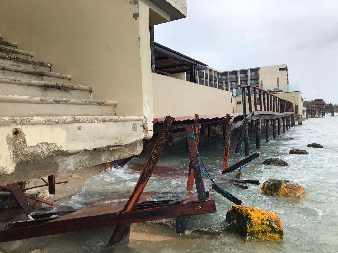 En algunos hoteles el mar ya alcanzó algunas estructuras. Foto: Víctor Rodríguez