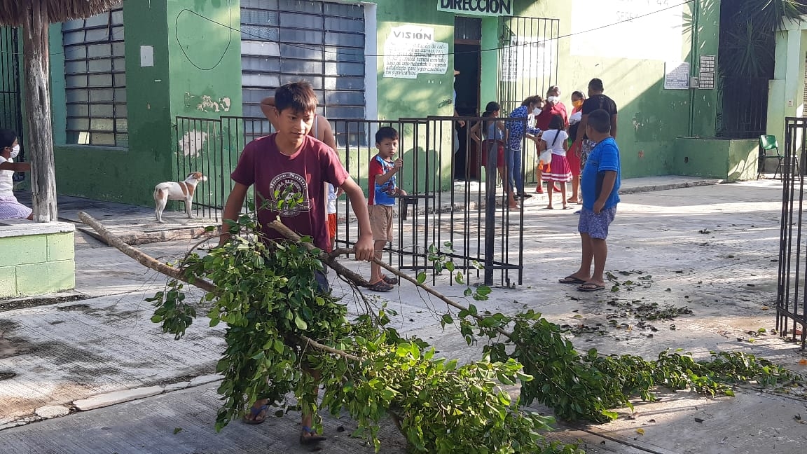 Refugiados en Tizimín regresan al Puerto del Cuyo tras el paso de Zeta