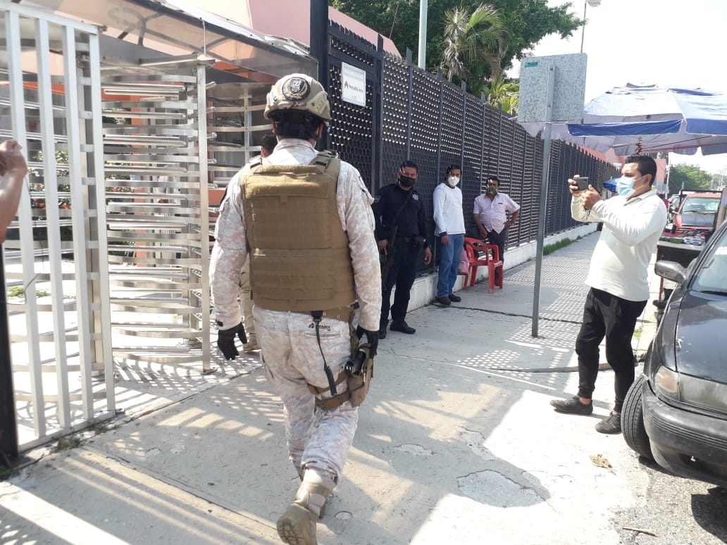 Los sujetos sacaron armas de grueso calibre apuntaron hacia las personas. Foto: José Pacheco