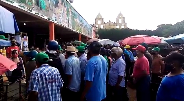 Comerciantes se manifiestan en el mercado de Oxkutzcab