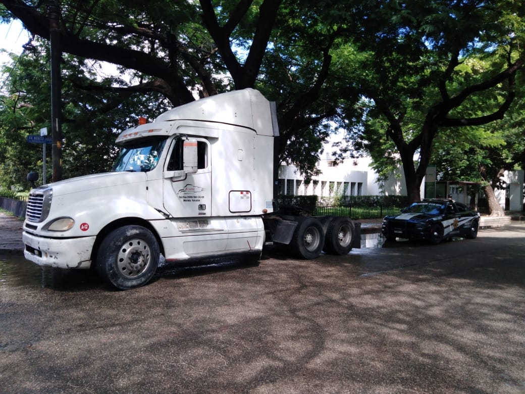 Chófer de un tracto-camión fue detenido por agredir a una mujer en Mérida