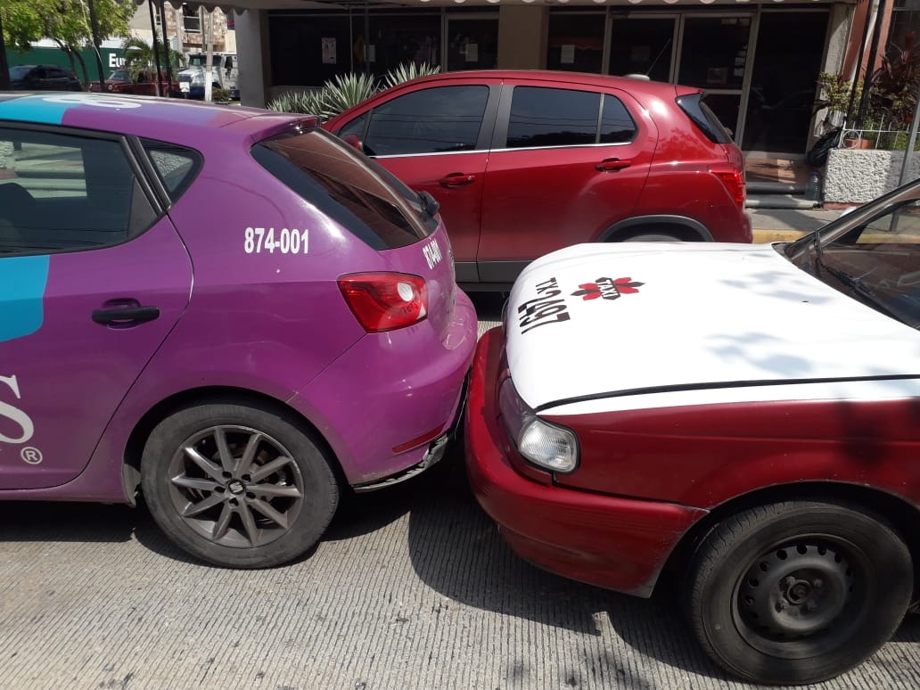 Descuido de taxista provoca choque en Ciudad del Carmen