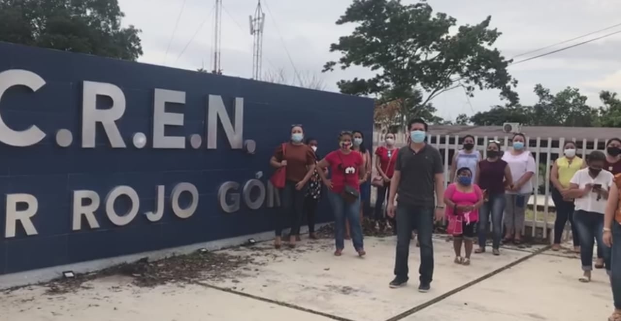 Trabajadores y docentes protestan contra la SEP en Bacalar