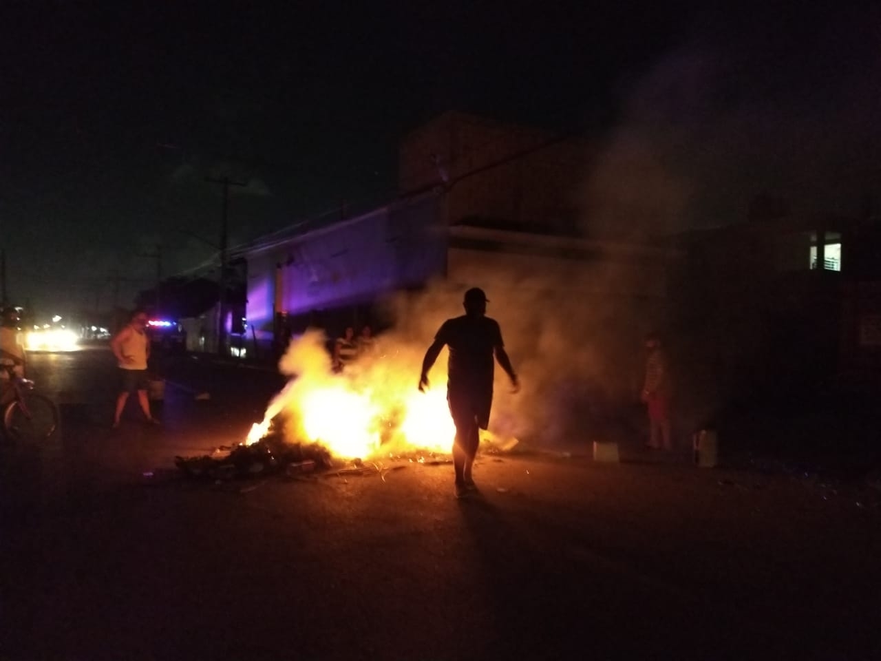 Por falta de electricidad, bloquean avenida de Cancún