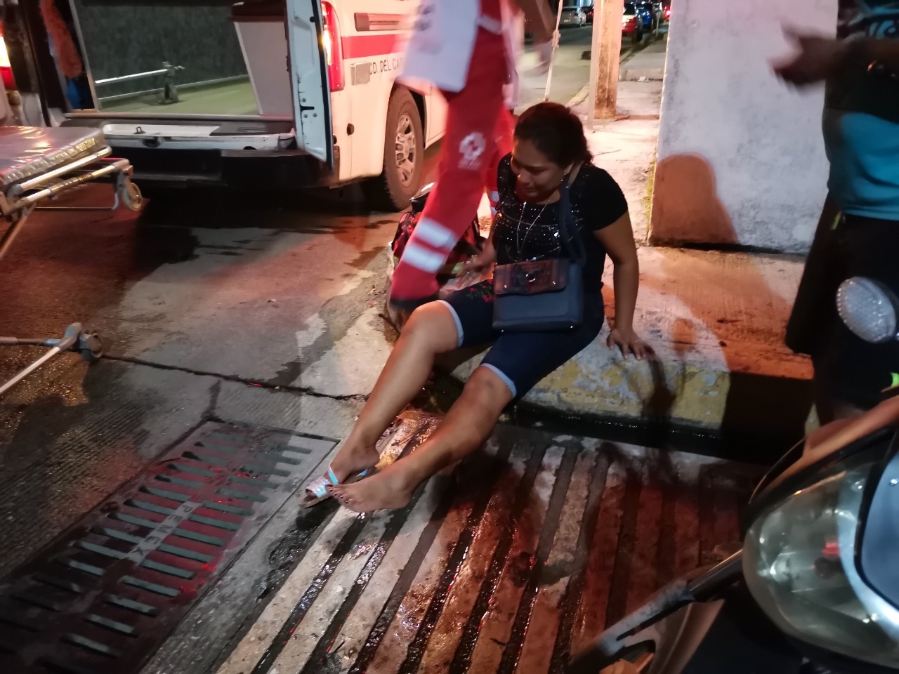 Mujer resulta lesionada tras derrapar con una moto en Ciudad del Carmen