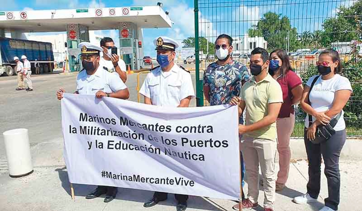 Marinos Mercantes protestaron en días pasados a las puertas de la Administración Portuaria Integral. Foto: Alfredo Canto May.