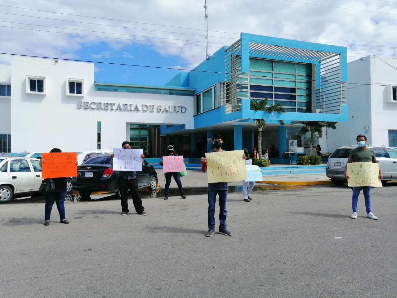 Los solicitantes acudieron con pancartas a las instalaciones de la dependencia. Foto: Abraham Cohuó