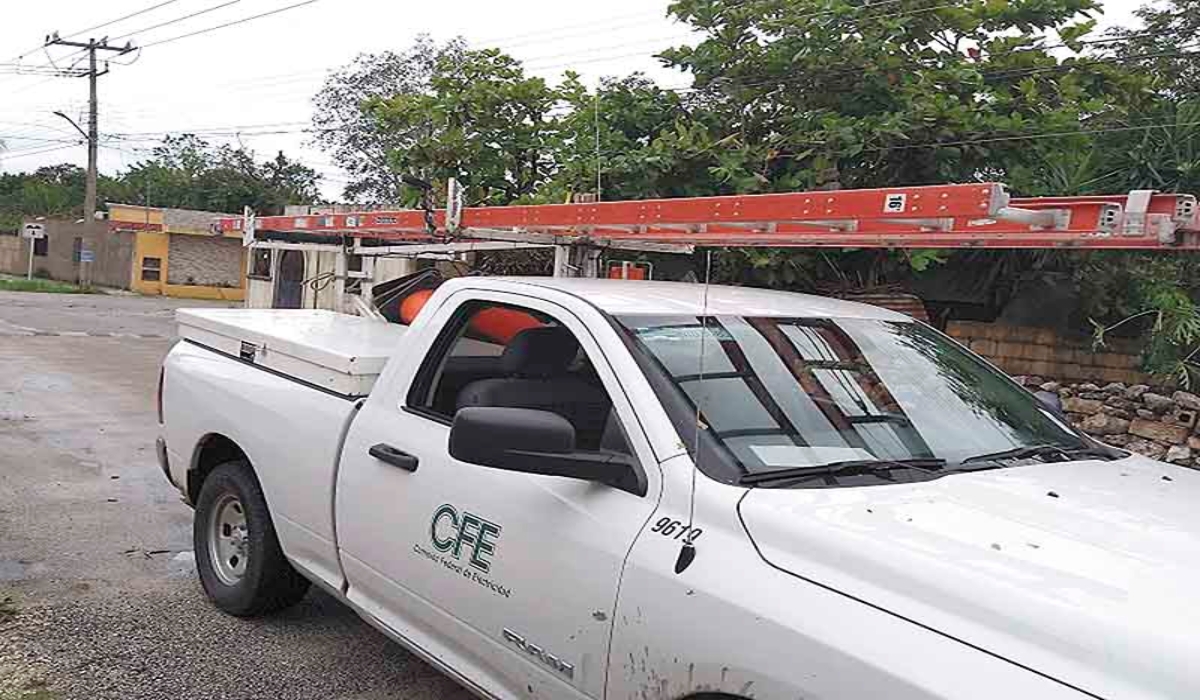 Cuadrillas de la CFE recorren colonias y fraccionamientos para restablecer el servicio eléctrico. Foto: Por Esto!