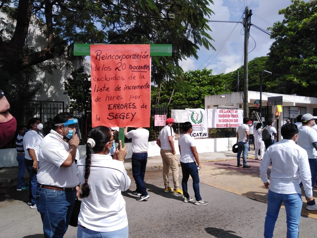 Docentes de educación física protestan ante la Secretaría de Educación en Mérida