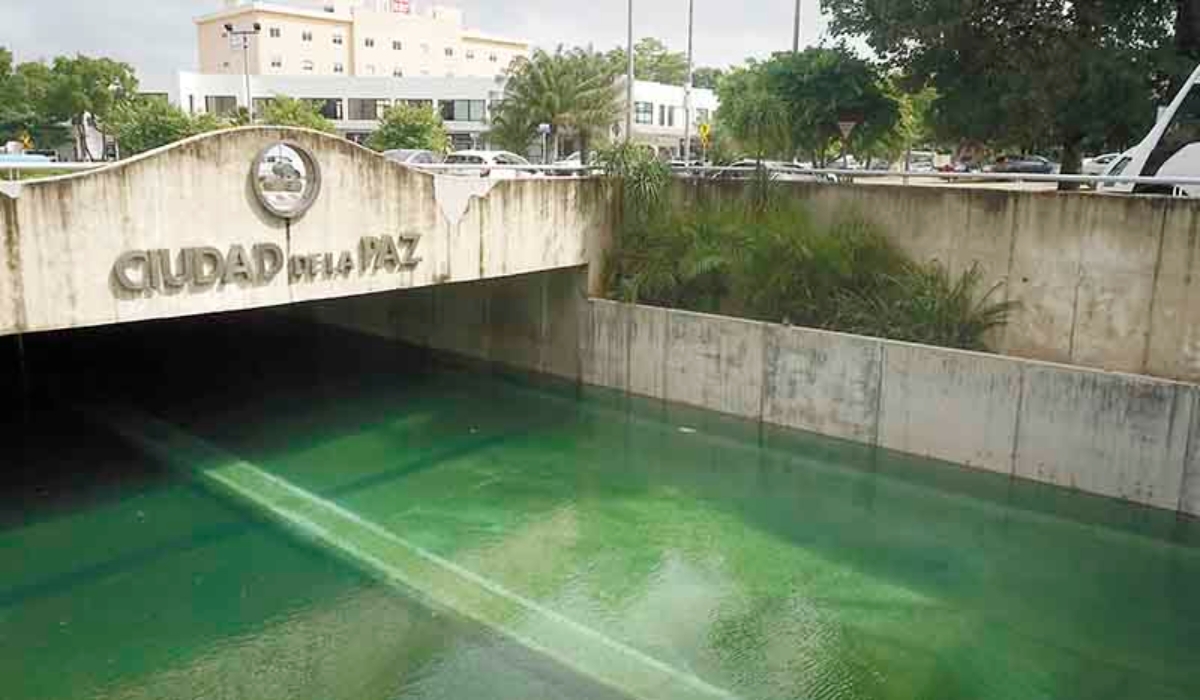 Paso deprimido de Mérida lleva 90 días inundado