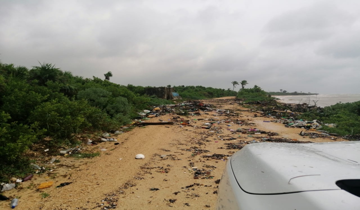 Durante los temporales, la carretera queda intransitable y sólo se han hecho rellenos para tapar los baches. Foto Miguel Améndola.