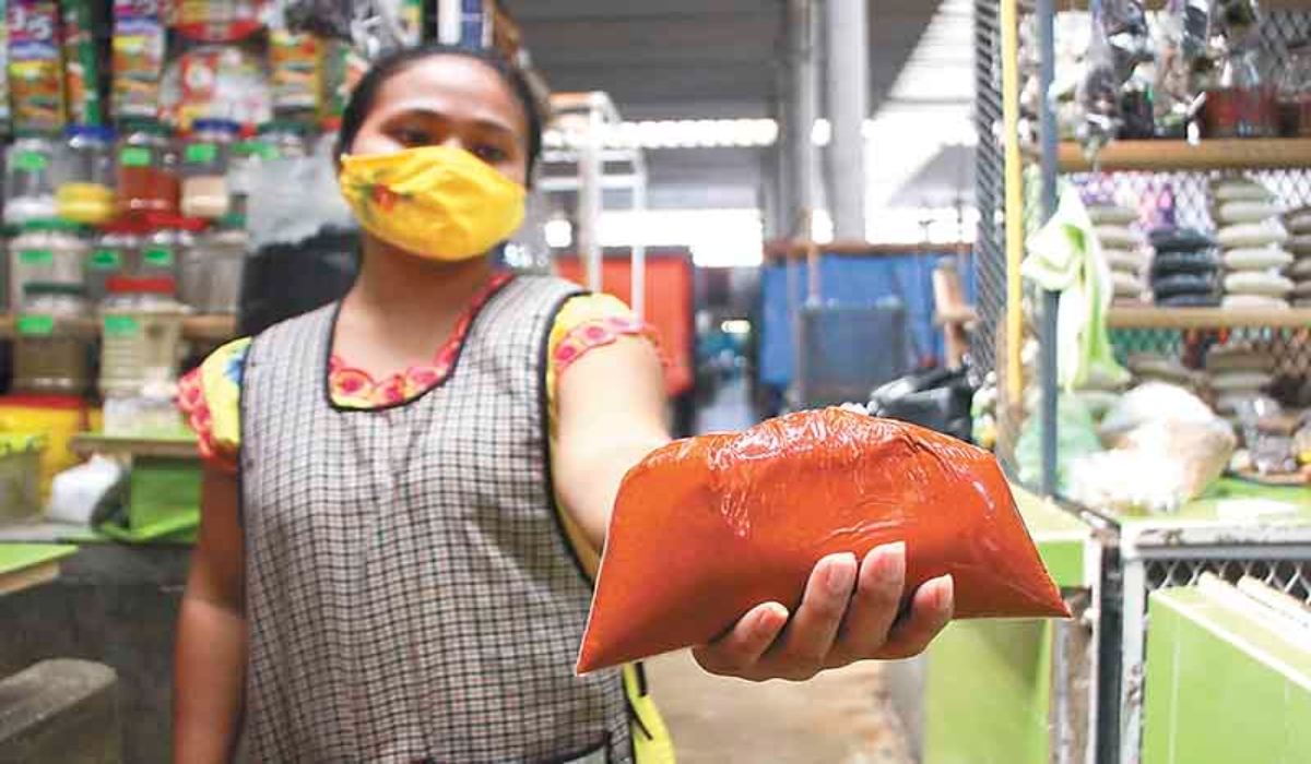 En “La Mestiza de Kanasín”, el año pasado vendían el kilo de recado rojo a 80 pesos y ahora lo bajaron a 60. Foto: Luis Payán.