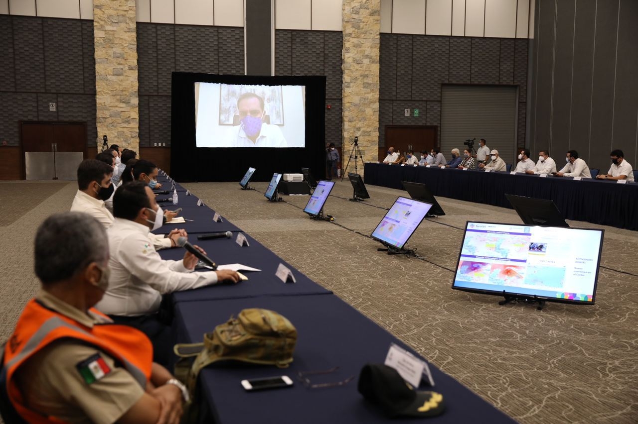 Durante la reunión el mandatario estatal recordó que aún no concluye la temporada de huracanes. Foto: Especial