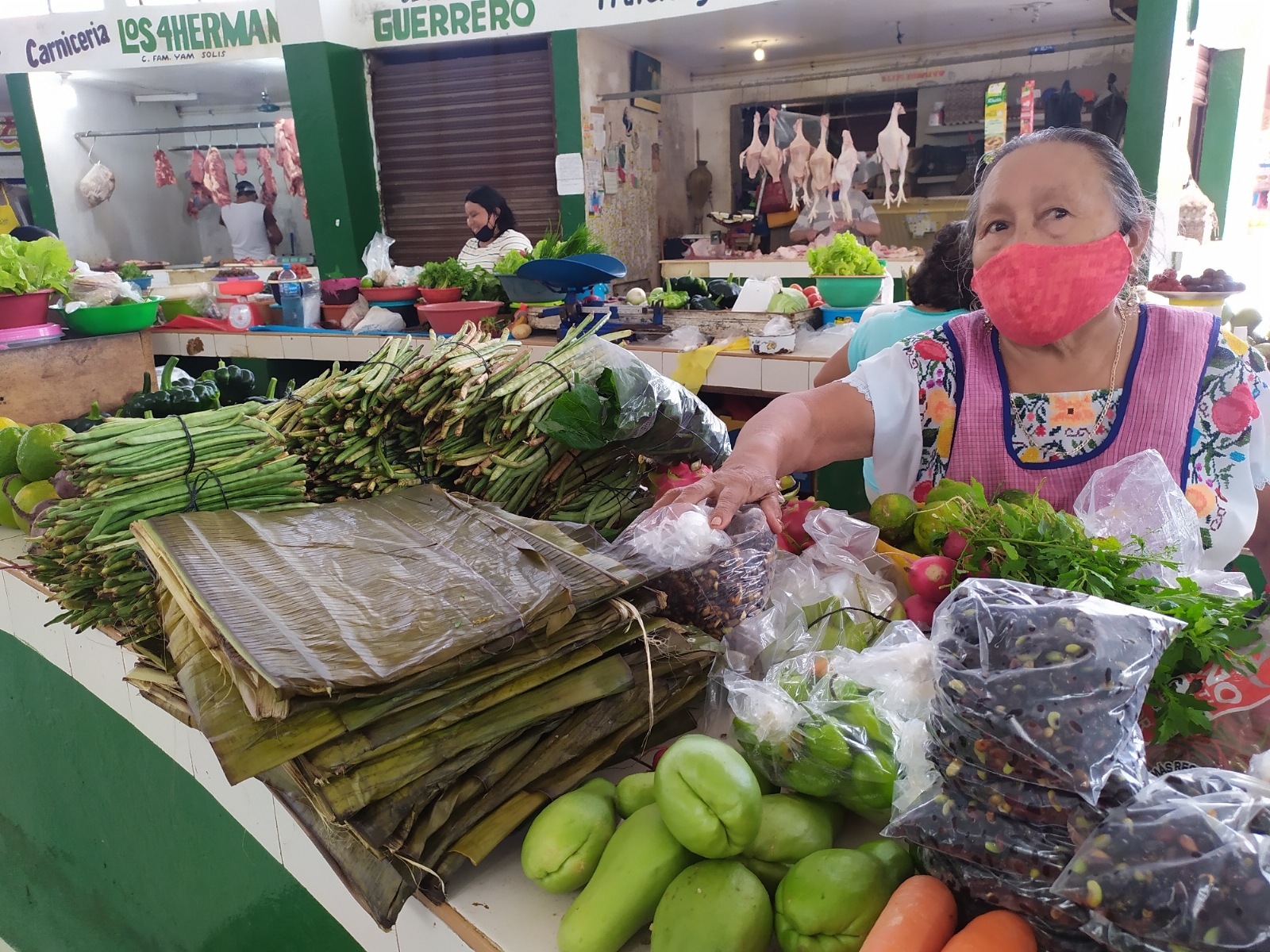 Los olores y sabores del Hanal Pixán llenan el mercado de Tizimín