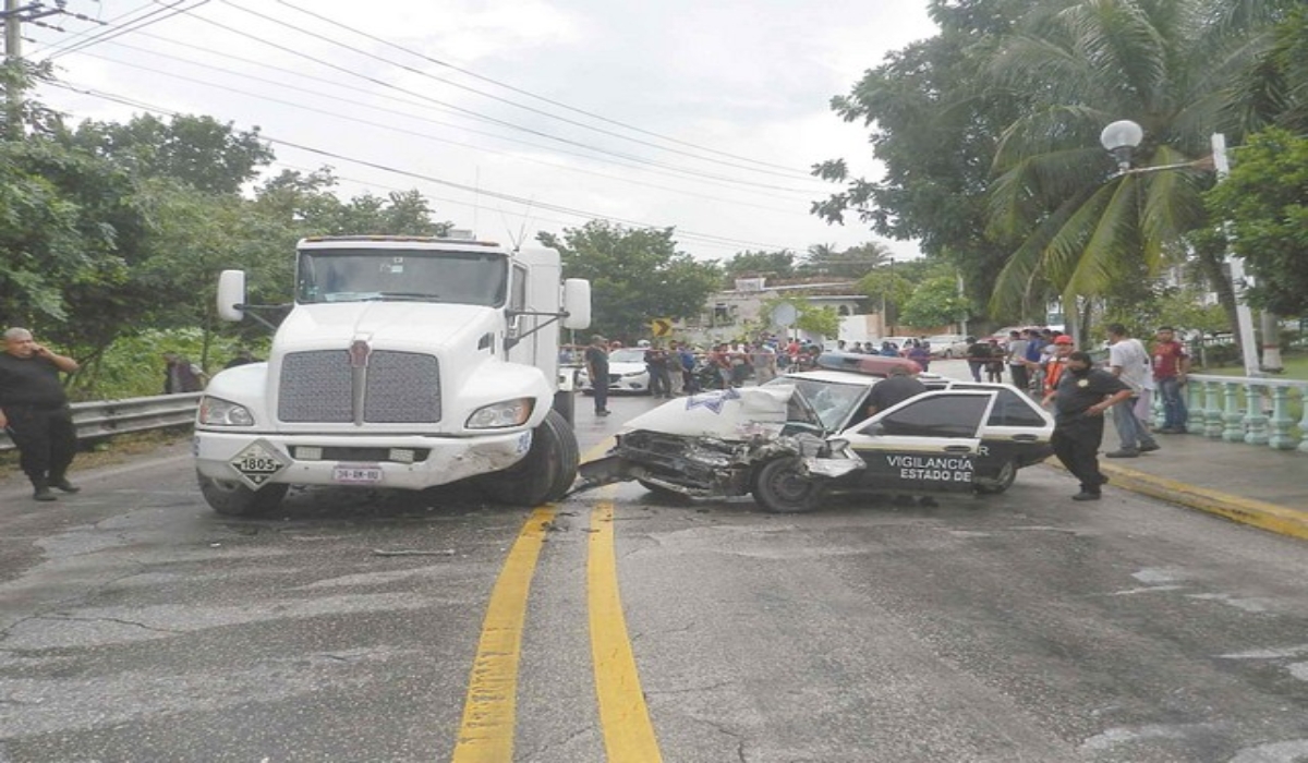 Uno de los ocupantes sufrió lesiones graves, por lo que fue
trasladado al hospital de la localidad. Foto: Erasmo Cruz.