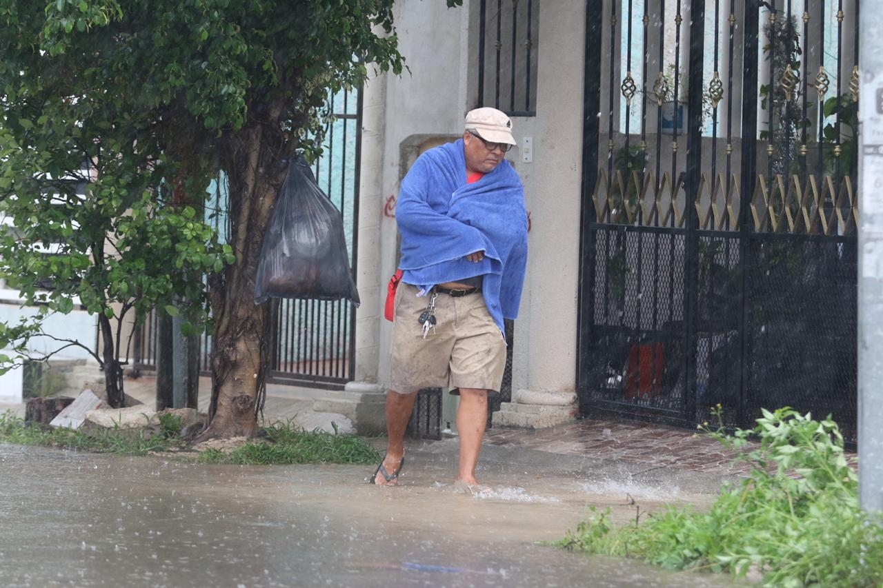 Por Tormenta Gamma, habilitan 18 albergues en Cancún