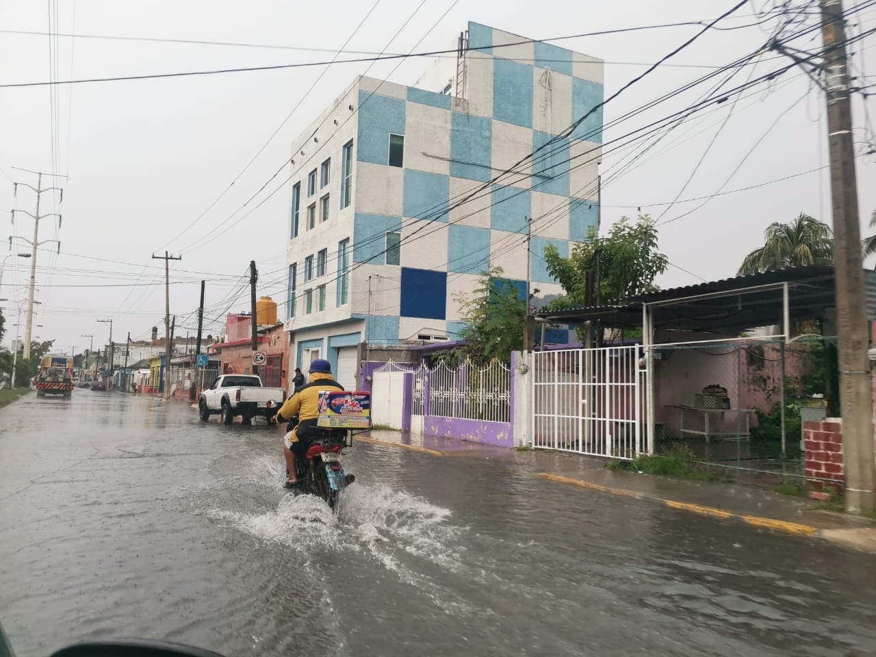 Reportan afectaciones por Tormenta Gamma en Ciudad del Carmen