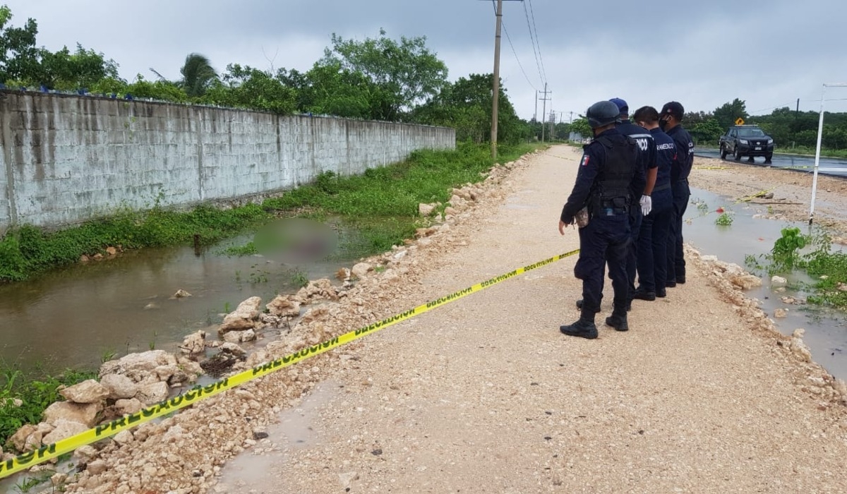 El cuerpo del hombre se encontraba en un charco, al sitio acudió la Policía Municipal. Foto: Ramón Reyna Fernández.