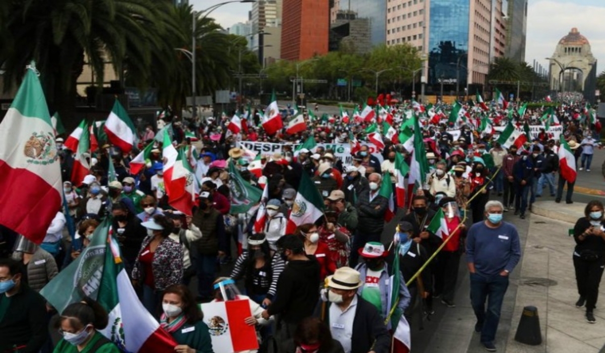 El contingente salió del Monumento a la Revolución y avanzó sobre Avenida Juárez para llegar al Zócalo. Foto: Twitter.