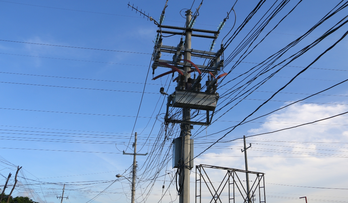 Del cableado eléctrico cuelgan numerosas conexiones clandestinas que ocasionan cortes y variaciones de energía. Foto: Erick Marfil.