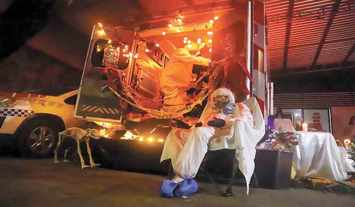 Paramédicos adaptan ambulancia para celebrar el Halloween en Mérida: FOTOS