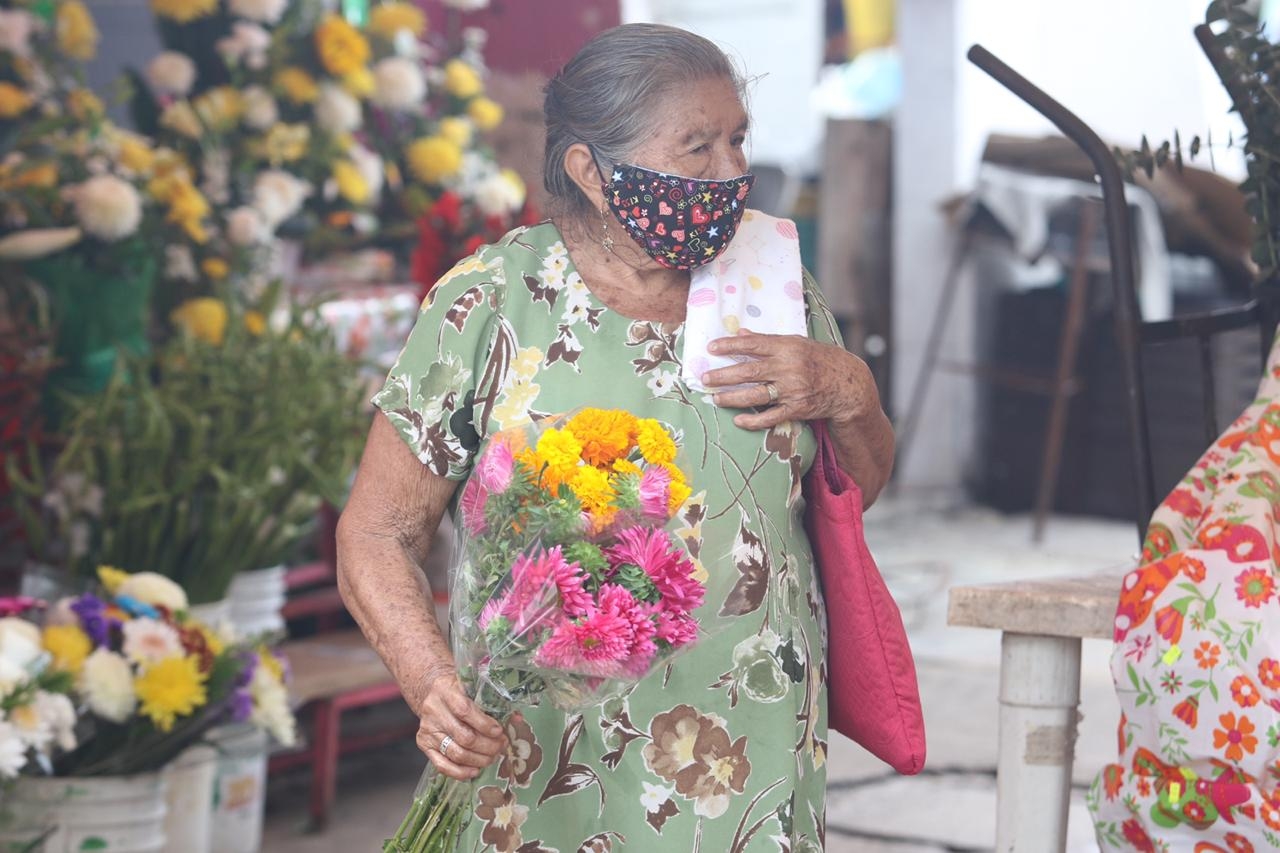 Reportan aglomeraciones en mercado de Cancún por Día de Muertos