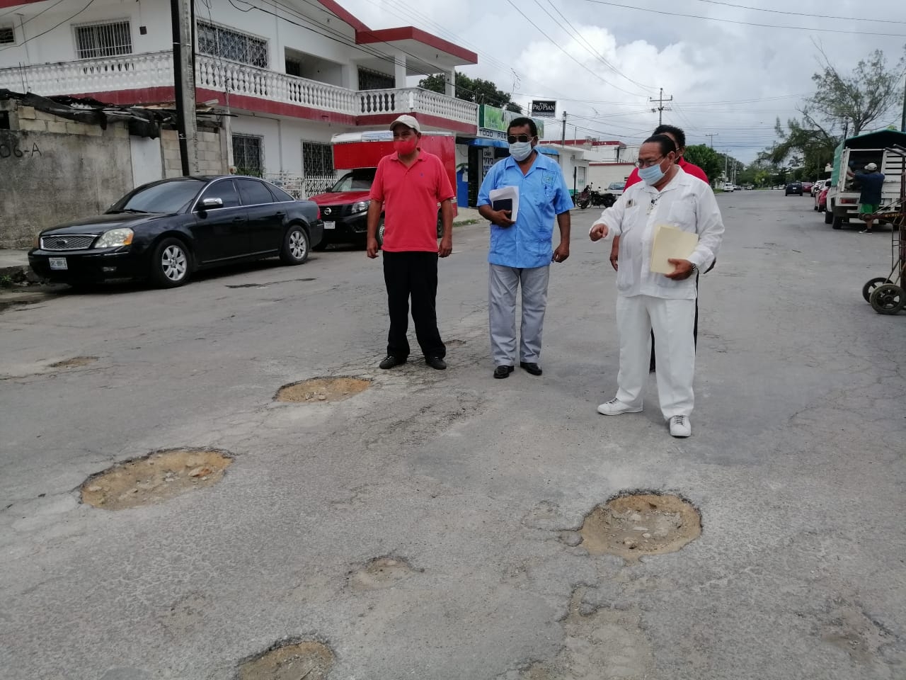 Los baches representan un peligro para los conductores de automóviles.  Foto: Luis Enrique Tuz