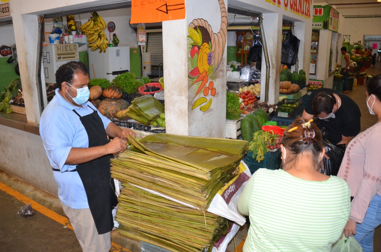 Los comerciantes están preocupados de que el aumento de precio se traduzca en bajas ventas Foto: Manuel Collí