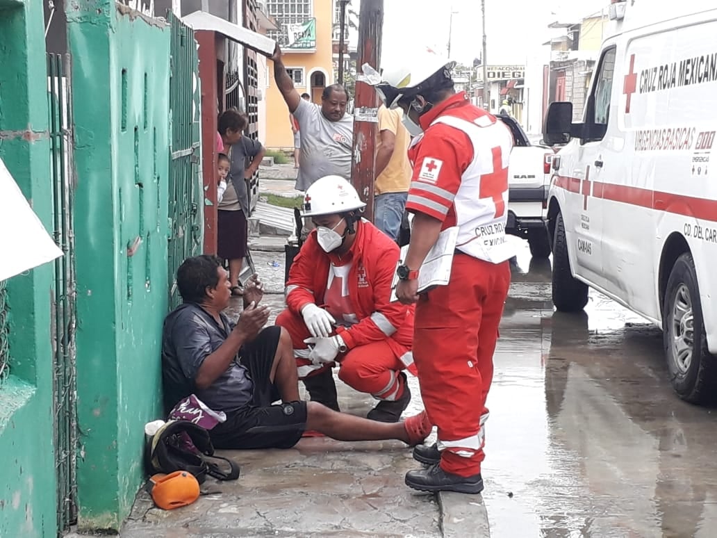 Hombre en estado de ebriedad moviliza a paramédicos en Ciudad del Carmen