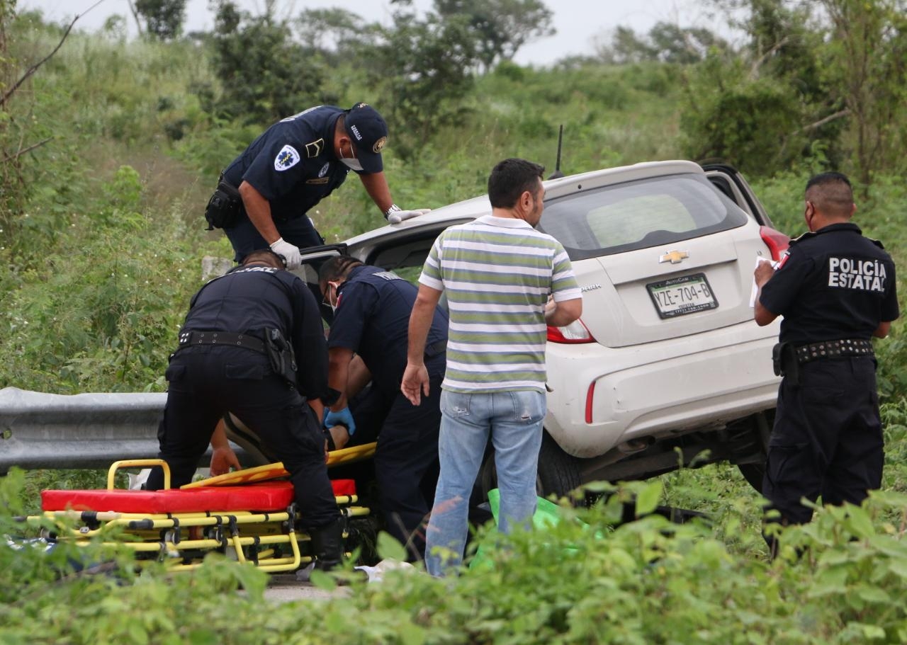 Pasante de enfermería queda prensada en la Mérida- Chetumal