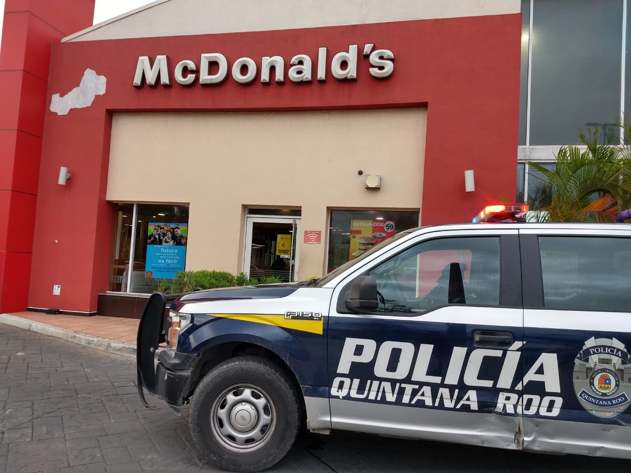 Hombre se dispara al interior de un McDonald's en Cancún