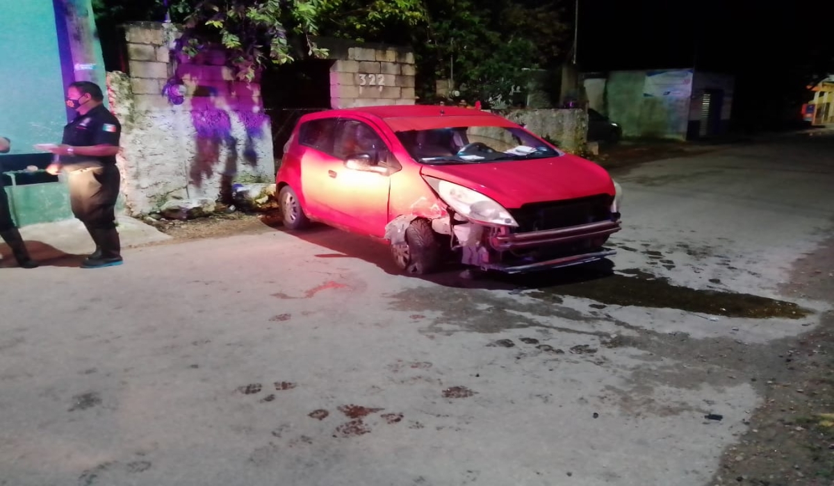 Arrestan a conductor por chocar contra un poste y un negocio en Motul