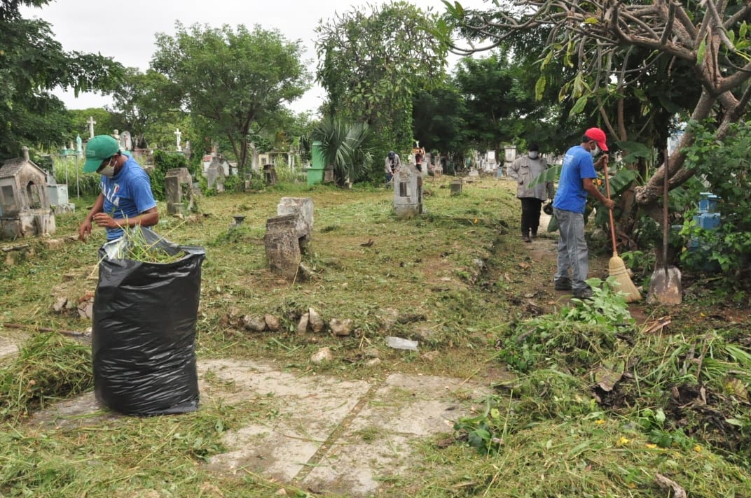 Cementerio en Mérida es preparado para festejo del Día de Muertos