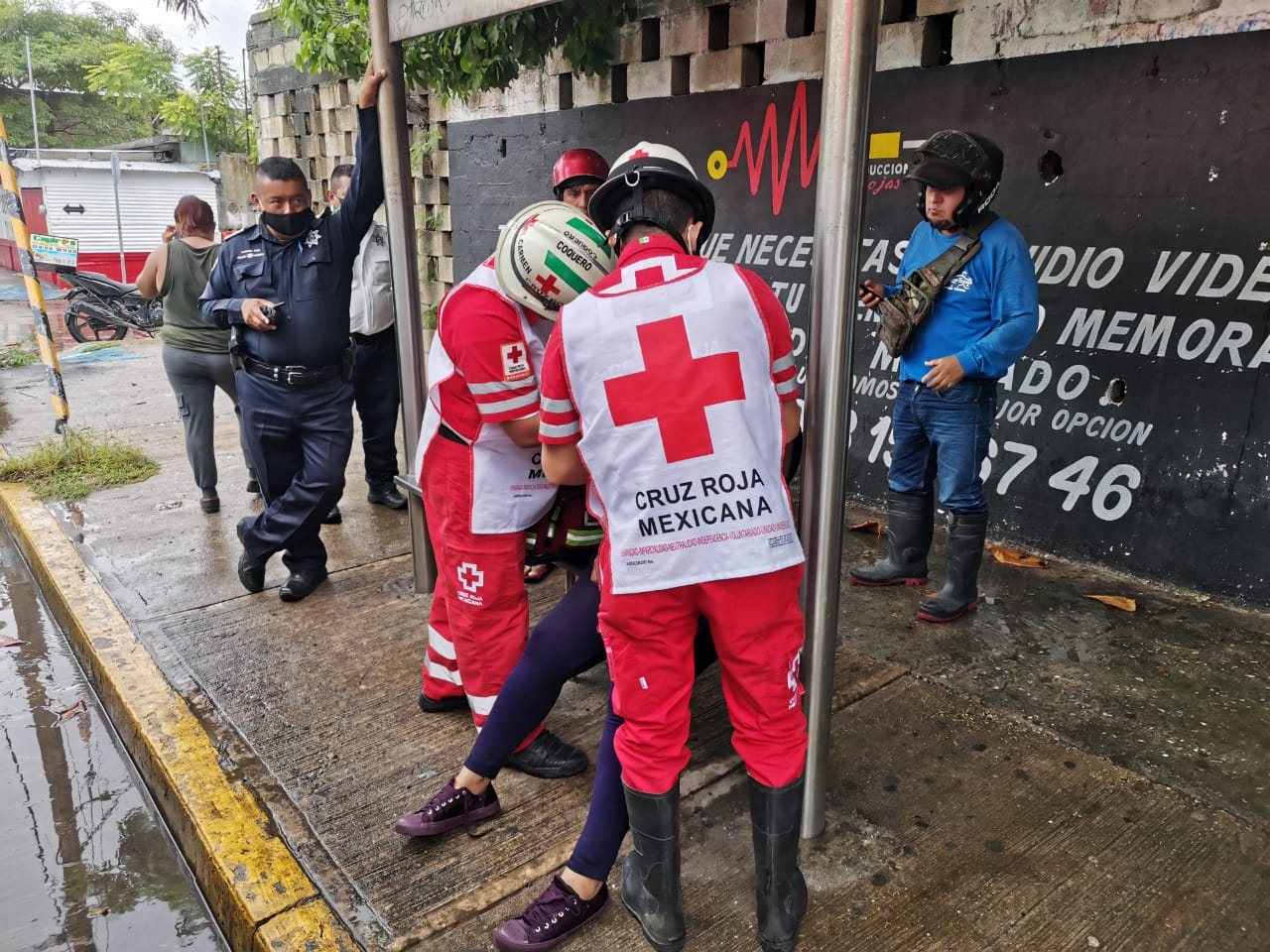 La mujer recibió atenciones de los paramédicos de la Cruz Roja Foto: Ricardo Jiménez