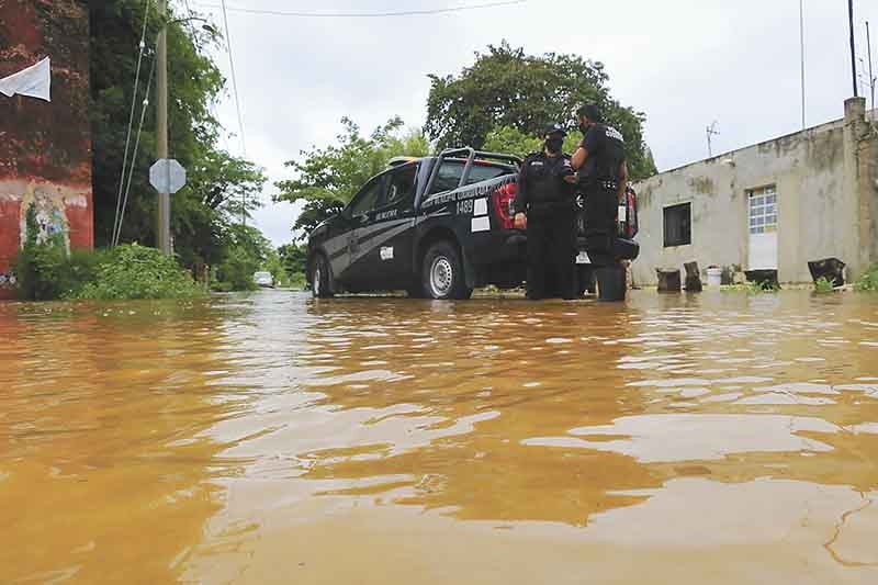 Las lluvias generaron una importante acumulación de agua que alcanzó las viviendas. Foto: Ramón Reyna / José L. López