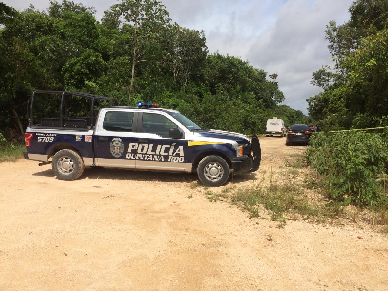 El cuerpo fue encontrado en una terracería por un empleado de seguridad. Foto: Rafael García