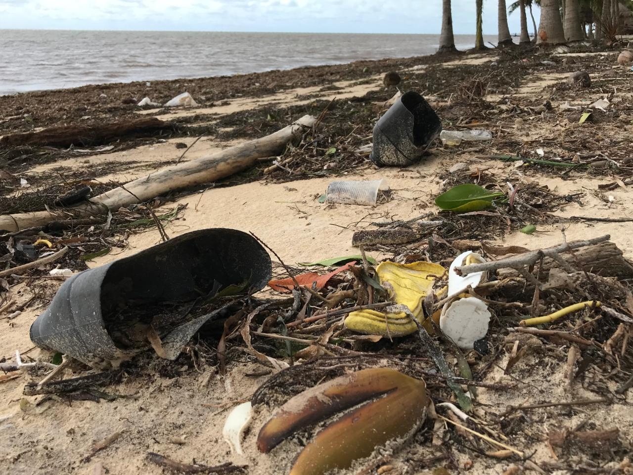 Turistas disfrutan las playas de Cancún pese a los estragos de la Tormenta Tropical Gamma