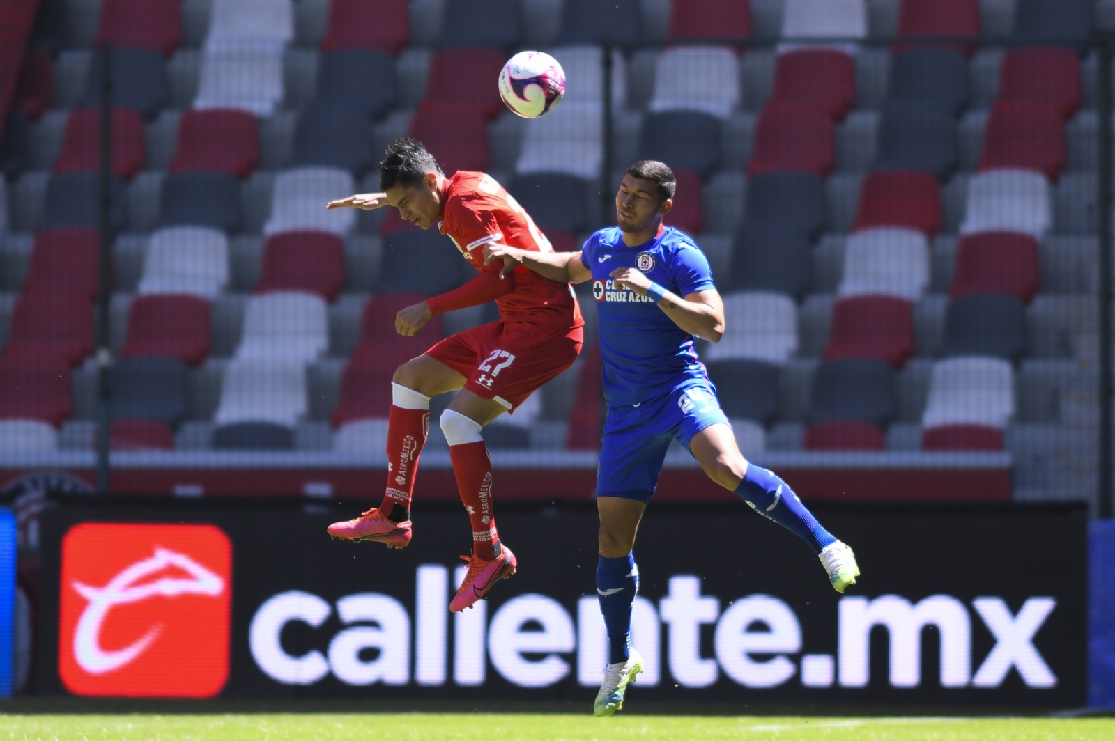 Salida de tras la salida de Igor Linchonovsky jugó en contra de los cementeros. Foto: Twitter Cruz Azul