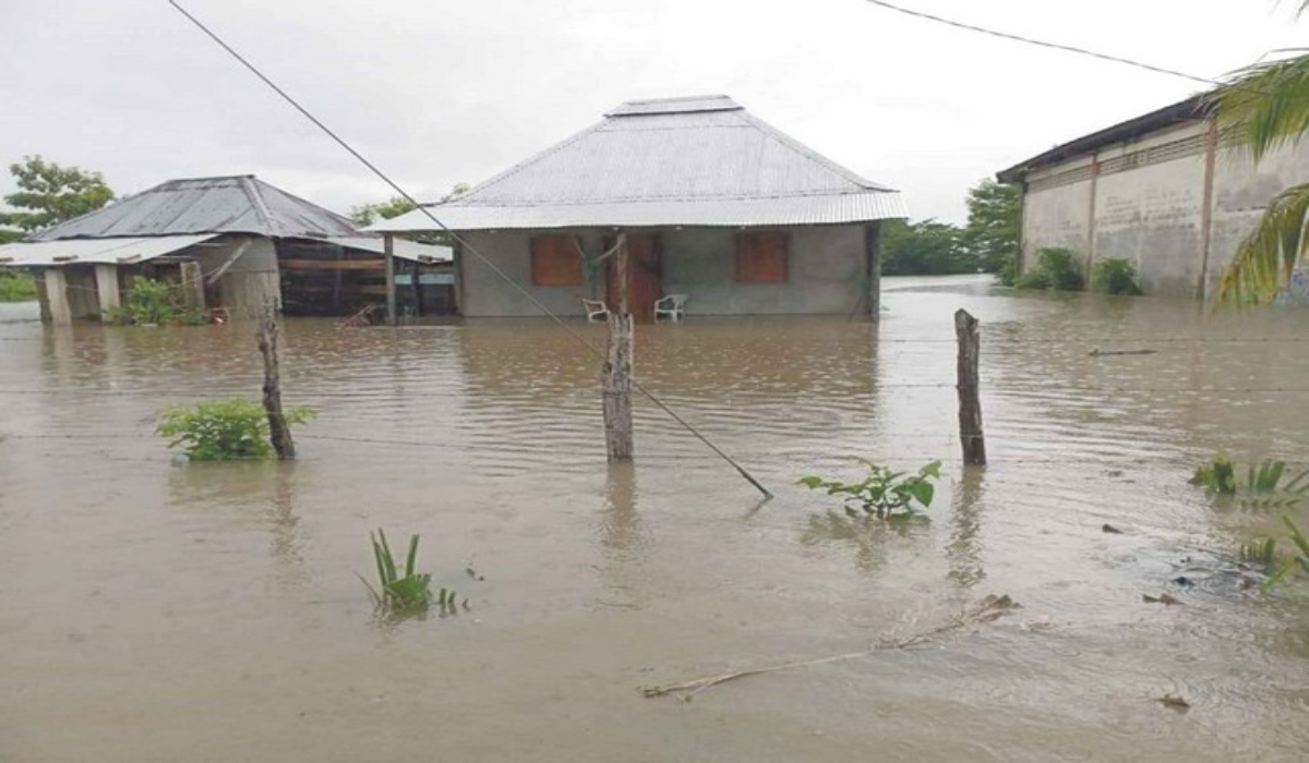 La mayoría de las casas permanece bajo el agua. Foto: Julio Gutiérrez.