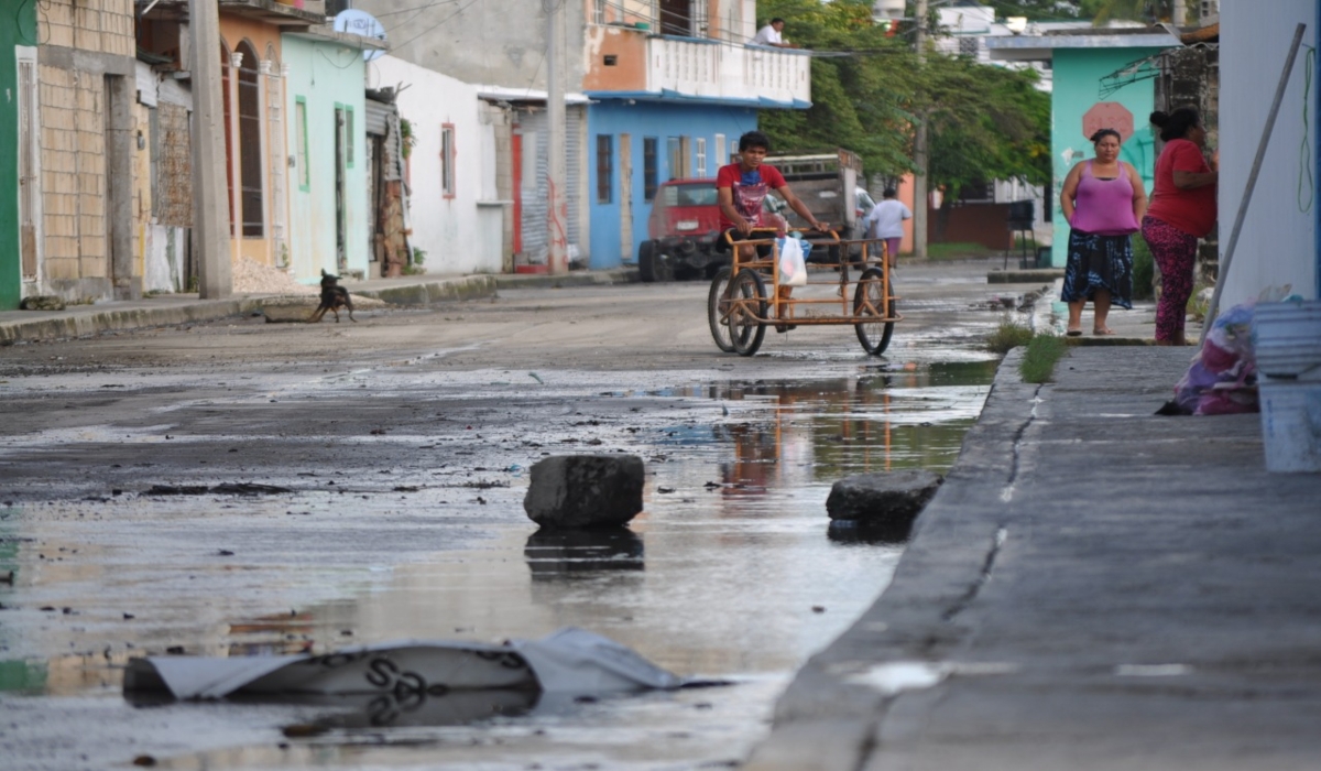 Por inundaciones y baches, vecinos cierran calles en Ciudad del Carmen