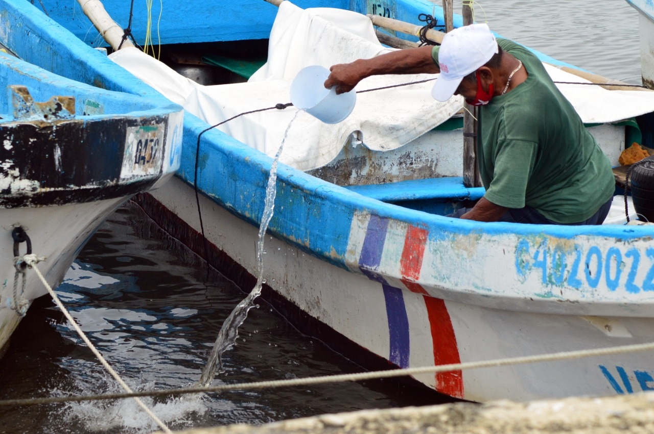 Los hombres de mar hicieron guardias para descartar problemas con sus embarcaciones Foto: Alan Gómez