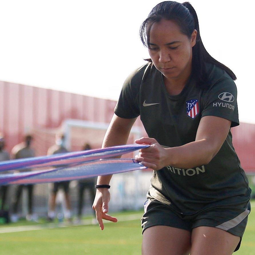 La futbolista será sometida a cirugía Foto: Twitter @CharlynCorral