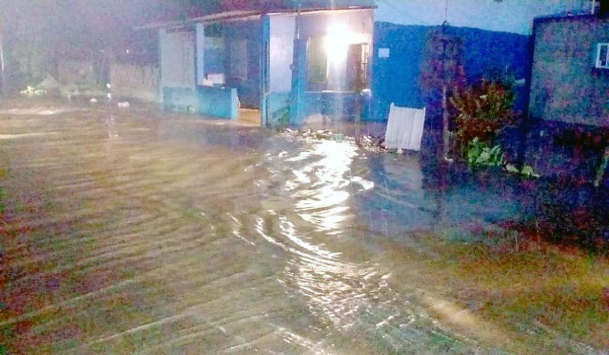 Pese al nivel de agua en sus predios, los habitantes se negaron a acudir a los refugios. Foto: José Euán.