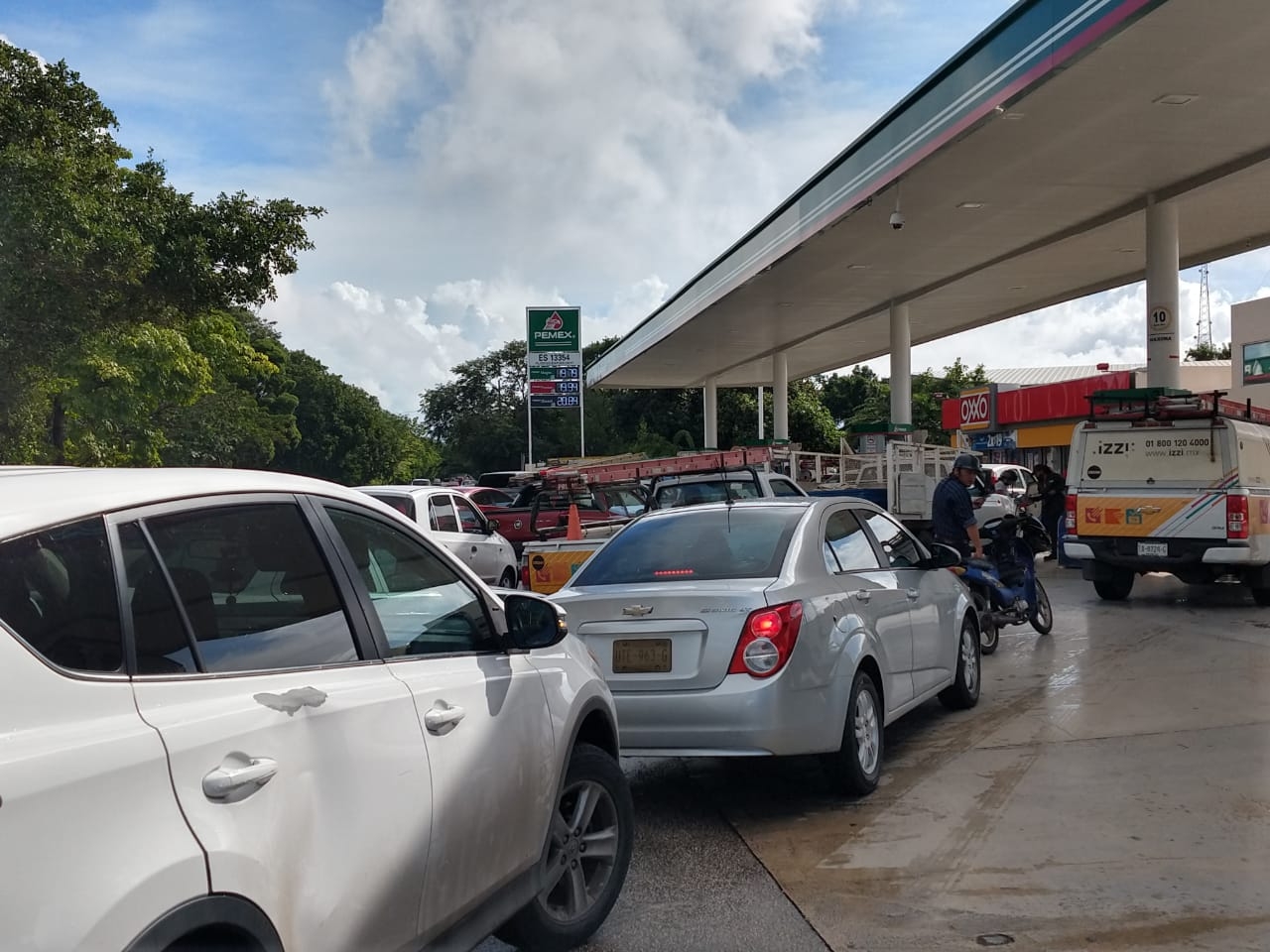 Reportan largas filas en gasolineras ante la llegada de Delta en Cancún