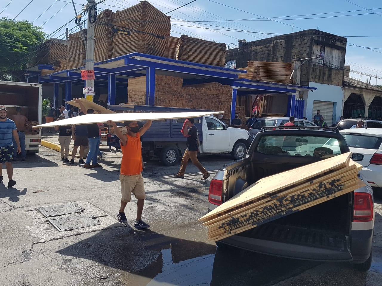 En tlapalerías la gente demandaba clavos y sogas para amarrar tinacos. Foto: Víctor Rodríguez