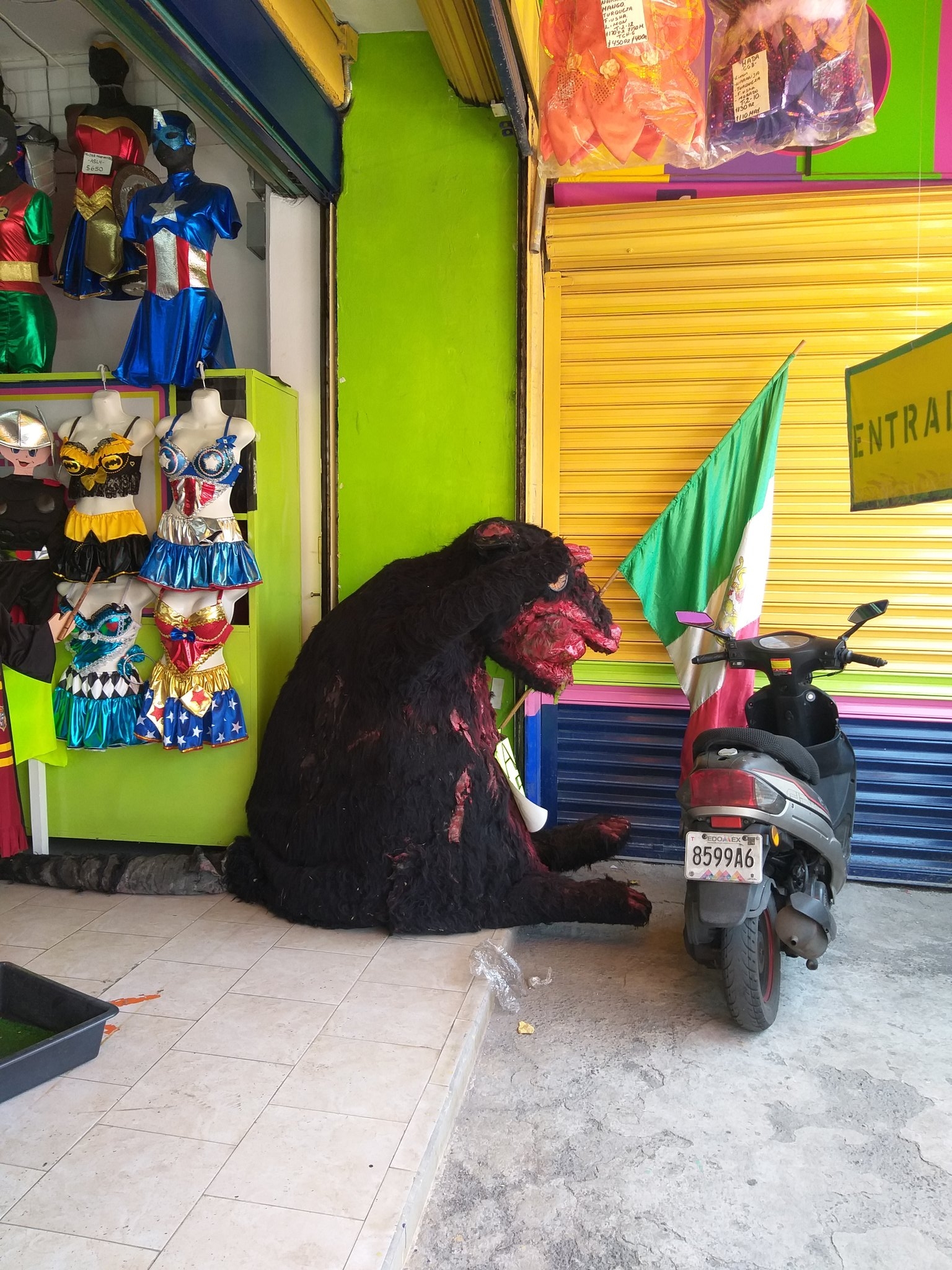 Venden disfraz de la rata gigante hallada en drenaje de la CDMX