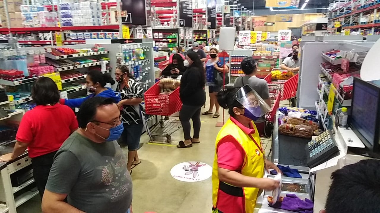 Las personas abarrotaron los comercios para conseguir productos de primera necesidad. Foto: Luis Payán