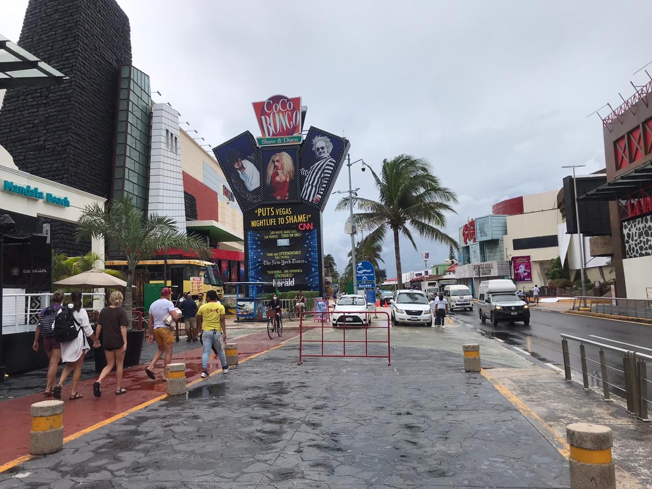 Evacúan a más de 32 mil turistas de Cancún