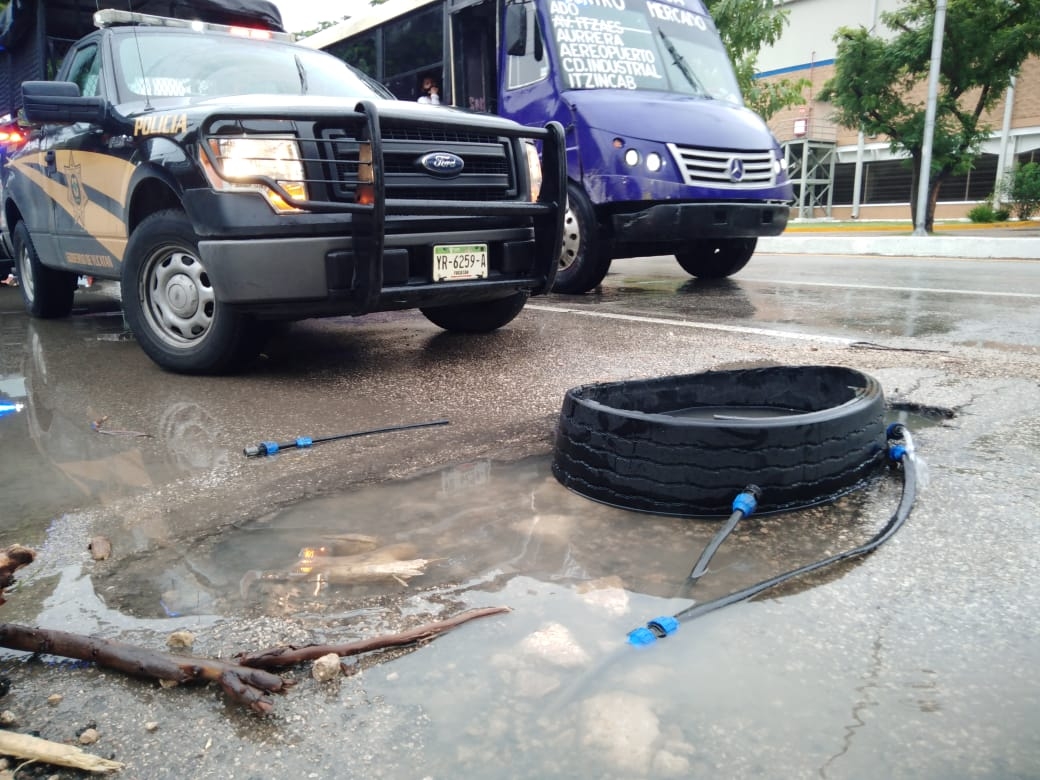 Enorme bache ocasiona una fuga de agua en Mérida